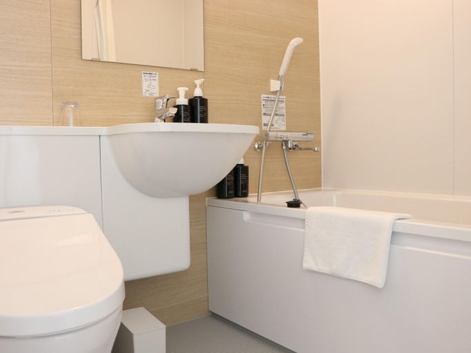 Bathroom 4, Shin-Osaka Station Hotel, Osaka
