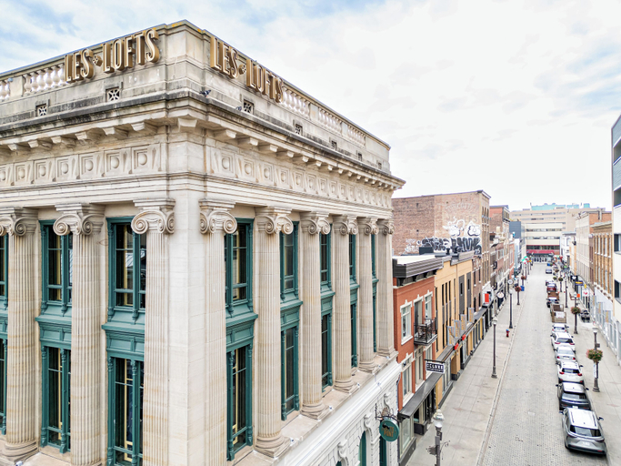 Exterior & Views