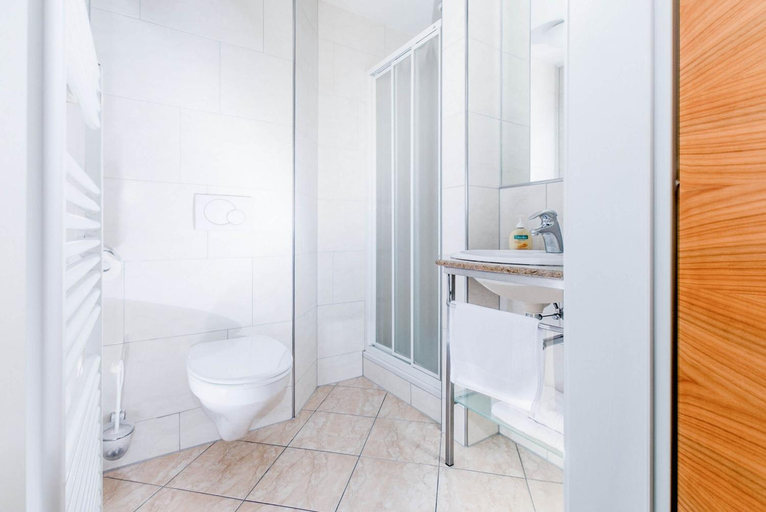 Bathroom, Zum Dokl - Seminarhotel & Restaurant, Weiz