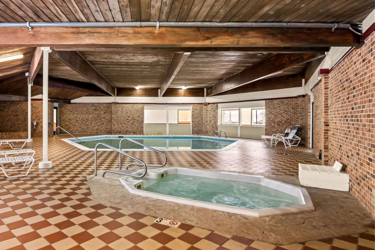 Sport & Beauty, Econo Lodge Manistee, Manistee
