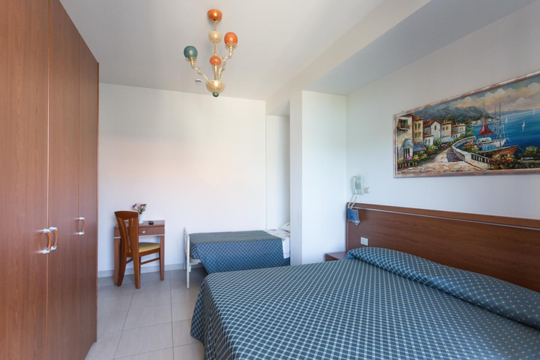 Others 5, Hotel Abruzzo, Teramo