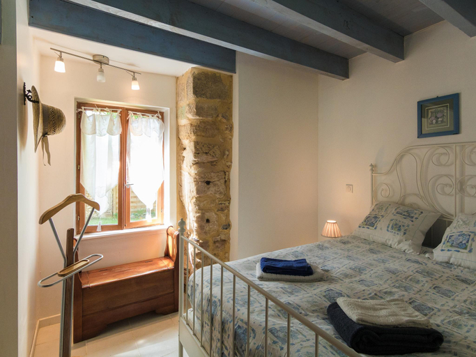 Bedroom 3, Magnificent holiday home with pool in Thenon, Dordogne