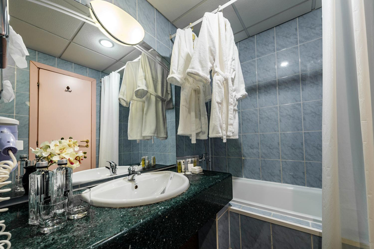 Bathroom 2, Hotel Mara, Sinaia