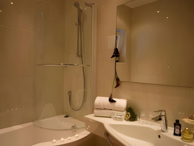 Bathroom, Sylvana's Wohlfuhl Hotel, Schwaz