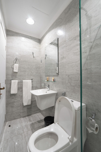 Bathroom 3, Plaza Athenee Hotel, Kuwait City