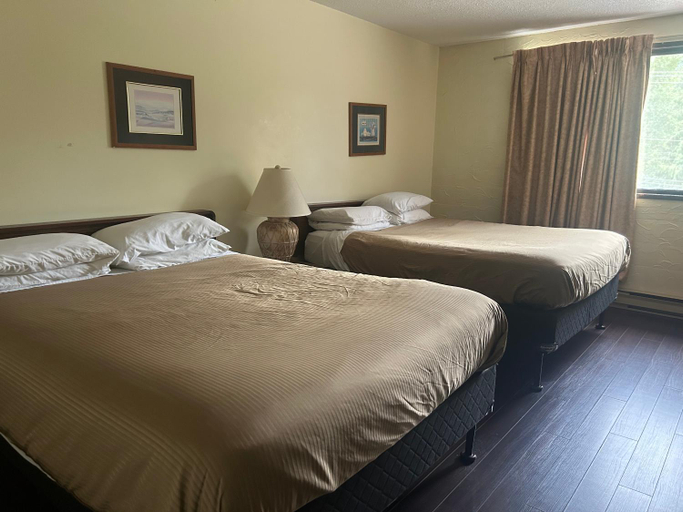 Bedroom 2, Villager's Inn, Kootenay Boundary