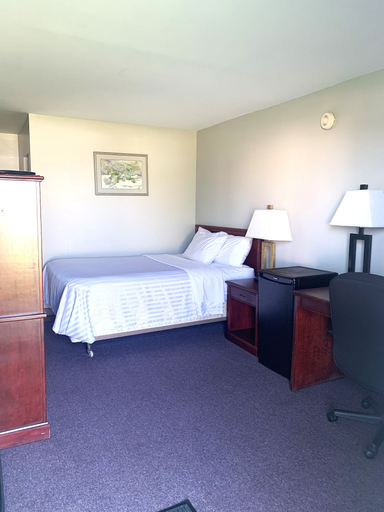 Bedroom 5, Value Stay Clean Room at Castle Motel, Division No. 14