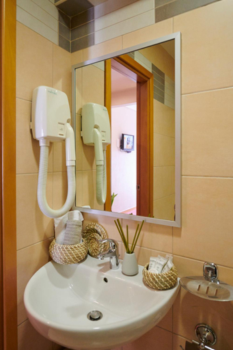 Bathroom 4, Crystal City Hotel, Attica