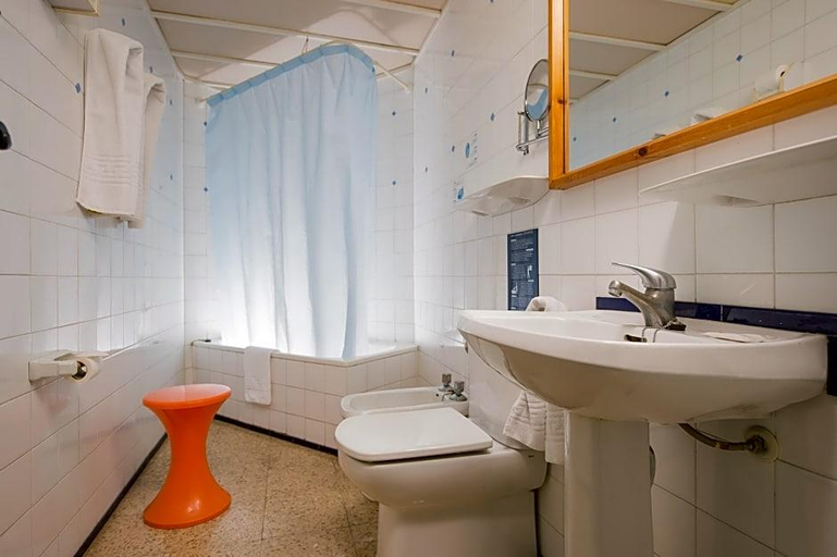 Bathroom 5, Xaine Park, Girona