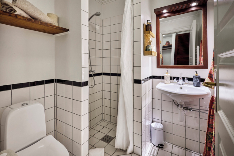 Bathroom 3, 66 Guldsmeden, Copenhagen