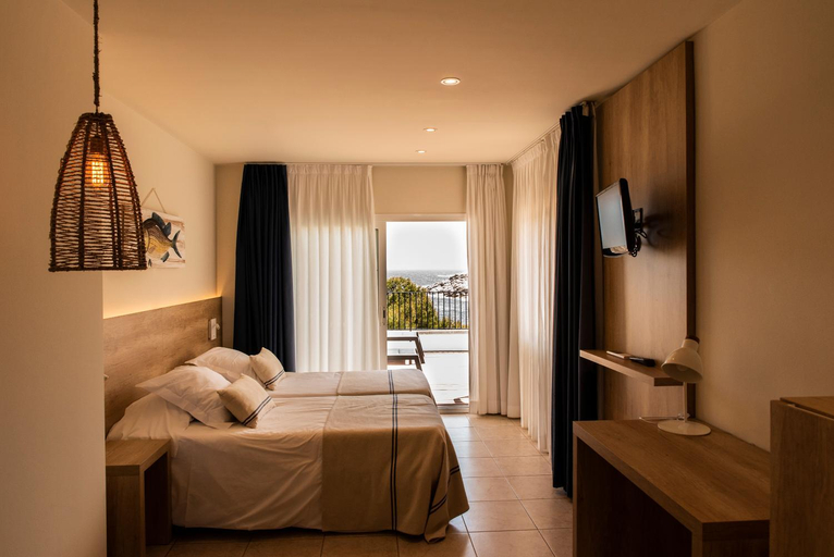 Bedroom, Hotel Tamariu, Girona