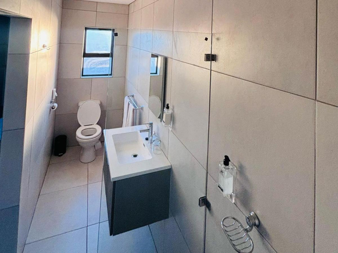Bathroom 4, Pula Nala Lodge, Bojanala