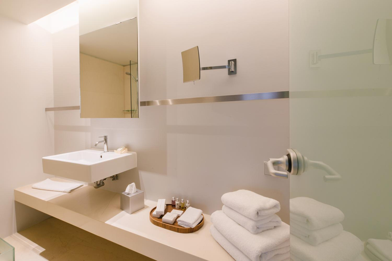 Bathroom 5, Brasil Suites Hotel, Attica