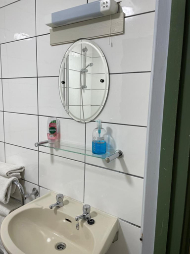 Bathroom 4, OYO No 3, Bath and North East Somerset