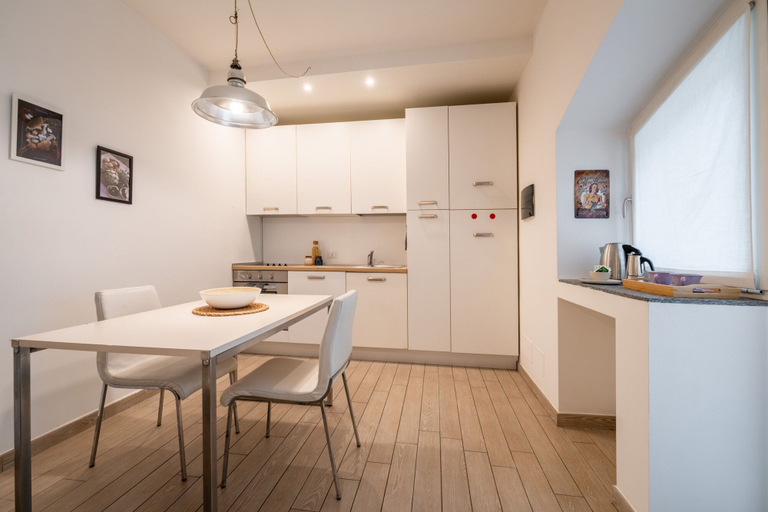 Room 5, Viale Lecco 105 in Como, Como