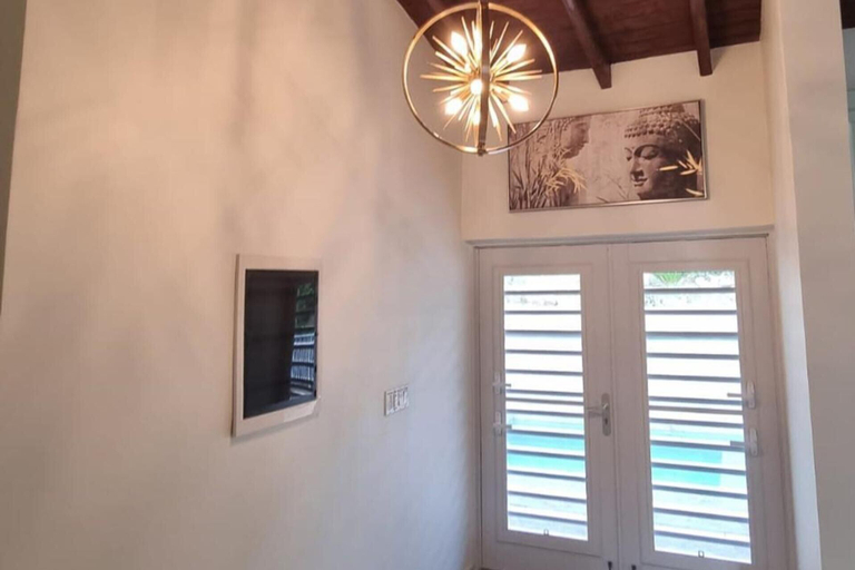 Interior 2, 4bed Condo - Sleeps 8 - Pool, Bbq, Views, Parking