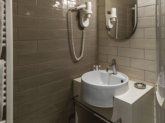 Bathroom 4, Hotel Mrak, Ljubljana