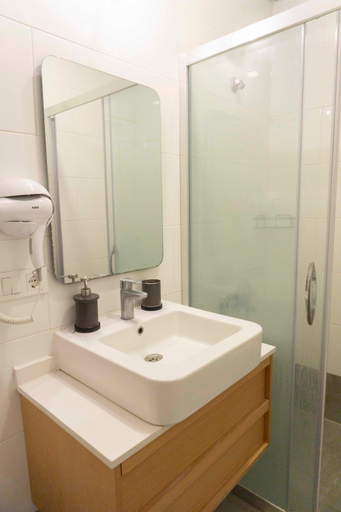 Bathroom 5, Daphnis Hotel, Bodrum