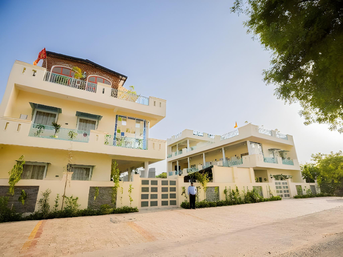 Exterior & Views