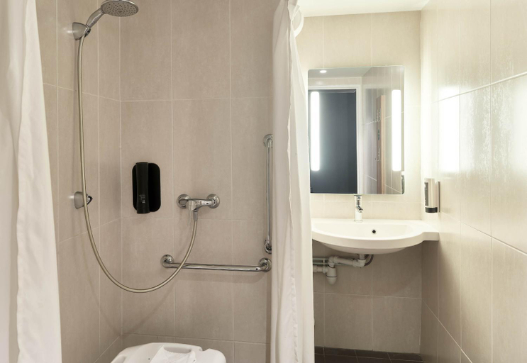 Bathroom 4, B&B Hotel Paris Sud Chatenay Malabry, Hauts-de-Seine