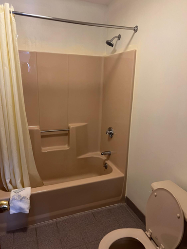 Bathroom 4, American Inn, New Haven