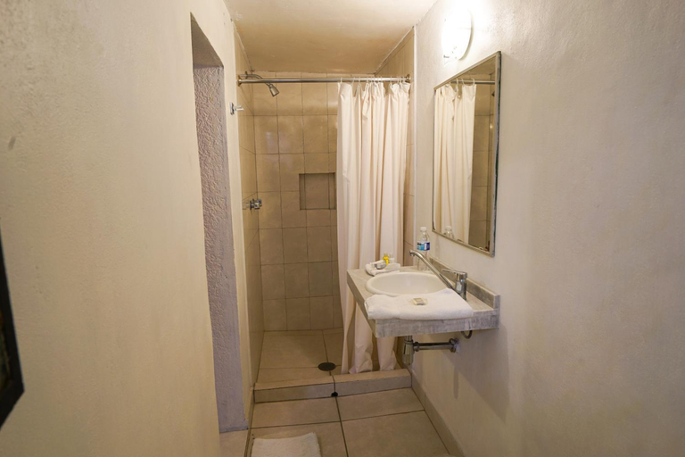 Bathroom 5, Hotel Nacional, Del Centro