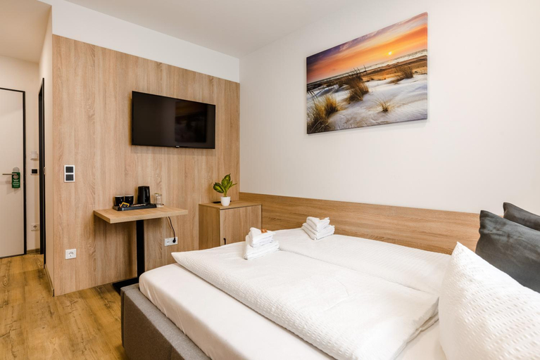 Bedroom 3, Hotel Montenegro, Worms