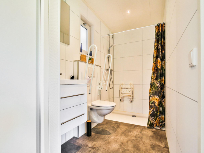 Bathroom 3, Holiday Home in Tripscompagnie near Nature, Menterwolde