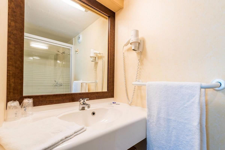 Bathroom, Fasthotel Thones, Haute-Savoie