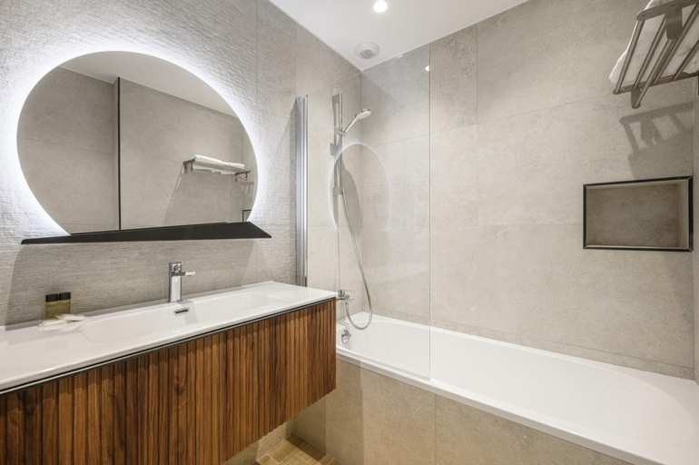 Bathroom 4, Hotel De La Darse, Alpes-Maritimes