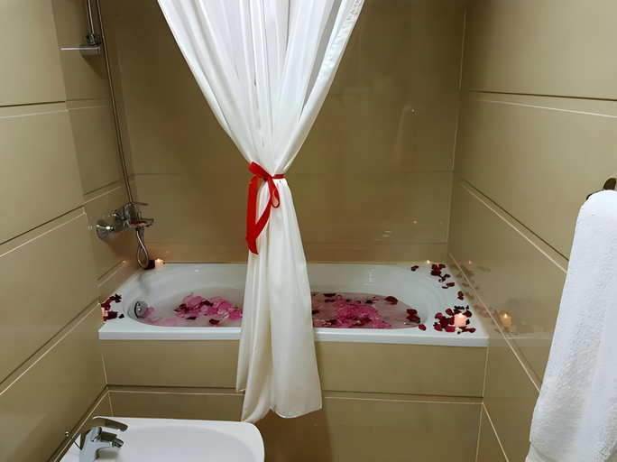 Bathroom 5, Al Hayatt Jeddah Hotel, Jeddah