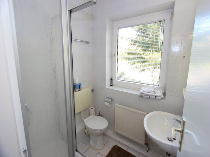Bathroom 4, Cozy Apartment with Pool Forest, Diepholz