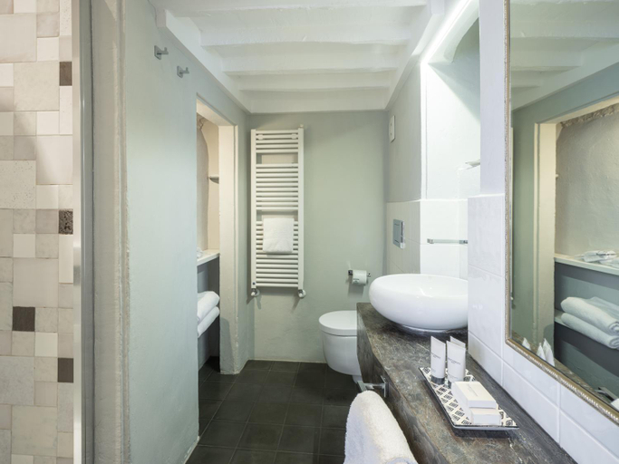 Bathroom 4, Canto degli Scali, Florence