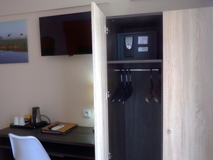 Others 5, Central Hotel Cayenne, Rémire-Montjoly