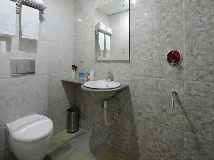 Bathroom, Hotel Taj Galaxy, Agra