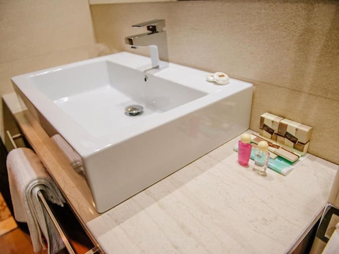 Bathroom 5, New Star hotel