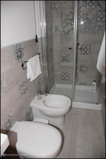 Bathroom 2, b&b Caravella, Palermo