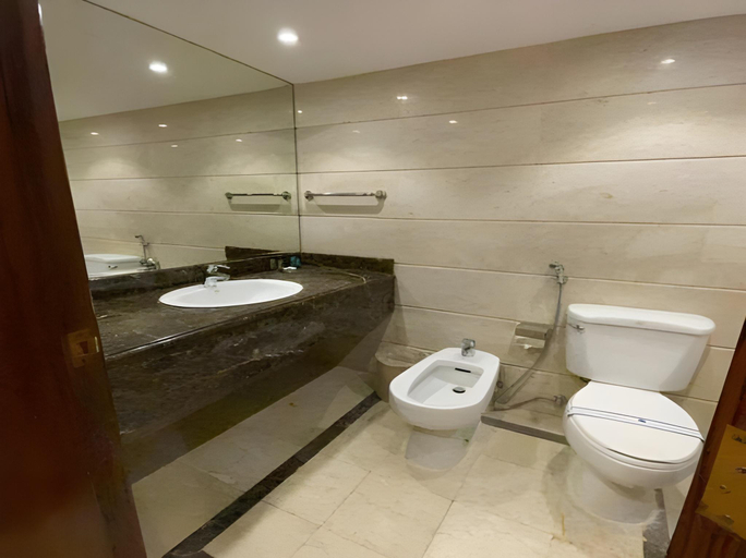 Bathroom 5, Al Hayatt Jeddah Hotel, Jeddah