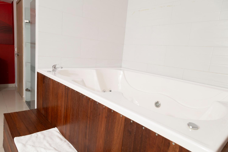 Bathroom 3, Bajo la luna hotel, Medellín