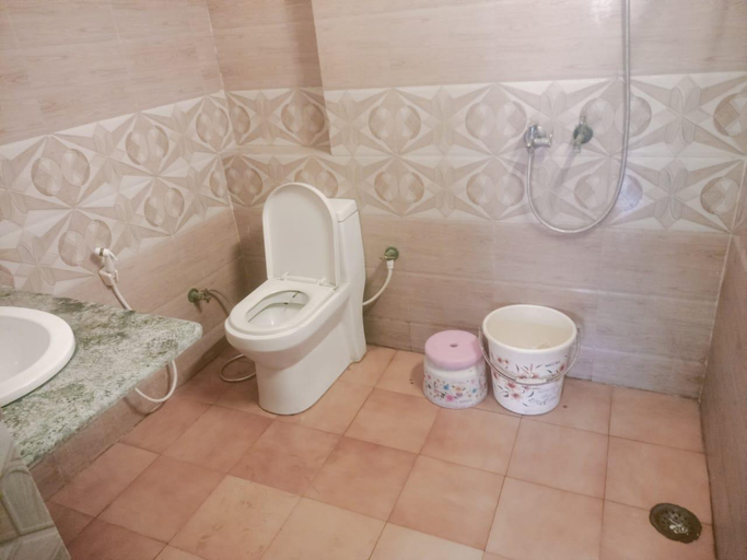 Bathroom 4, Hotel Goverdhan, walking to Raja Ki Mandi Railway and 3 kilometer from ISBT, Agra