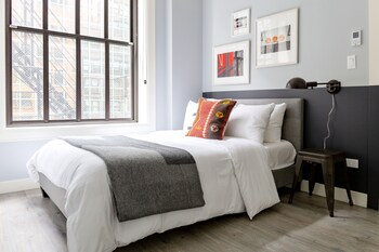 Room 4, Sonder the Plymouth Apartments Loop, Cook