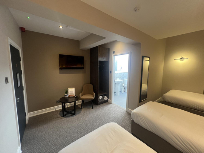 Bedroom 2, Fenwick Sunrise Hotel, Sefton