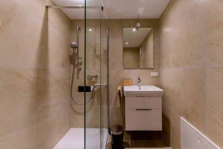 Bathroom 2, Hotel-Restaurant Kostbar, Konstanz