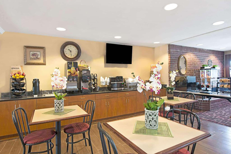 Food & Drinks 5, Super 8 by Wyndham San Antonio Downtown NE, Bexar