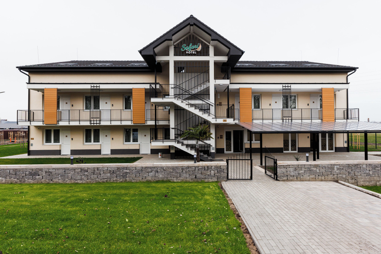 Exterior & Views