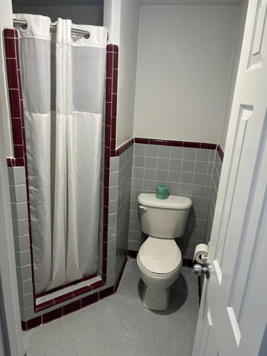 Bathroom 3, Broadway Inn, Bexar