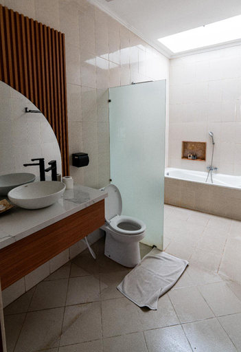 Bathroom 2, Large 6 Bedrooms Villa  Legian/Seminyak sleeps 14, Badung