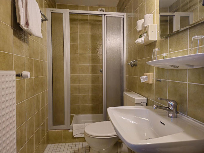 Bathroom 3, ARRIVEL Hotel am Bergson, München
