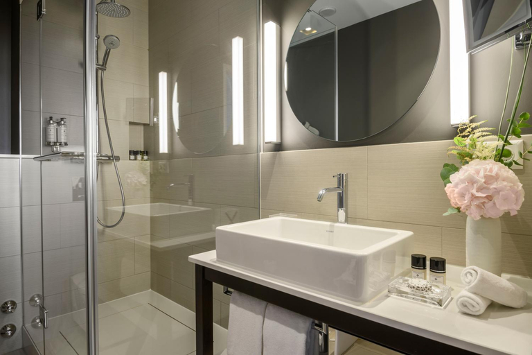 Bathroom 3, Hotel Metropole, Genève