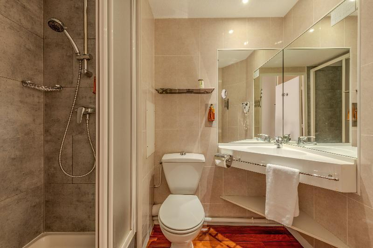 Bathroom 3, Logis Hotel Center, Finistère